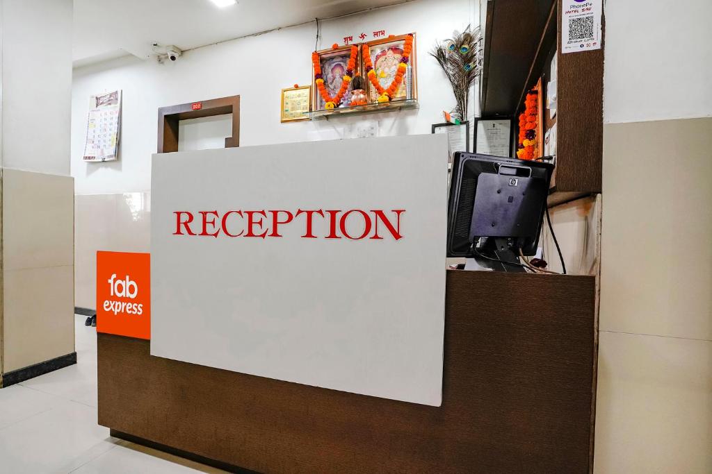 Vstupní hala nebo recepce v ubytování FabExpress Sai Lodging - Nashik Railway Station