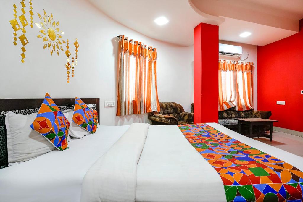 Postel nebo postele na pokoji v ubytování FabExpress Sai Lodging - Nashik Railway Station