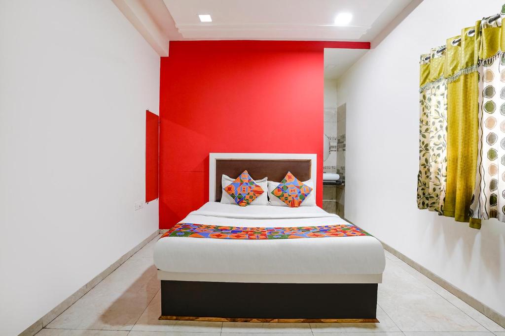 Postel nebo postele na pokoji v ubytování FabExpress Sai Lodging - Nashik Railway Station