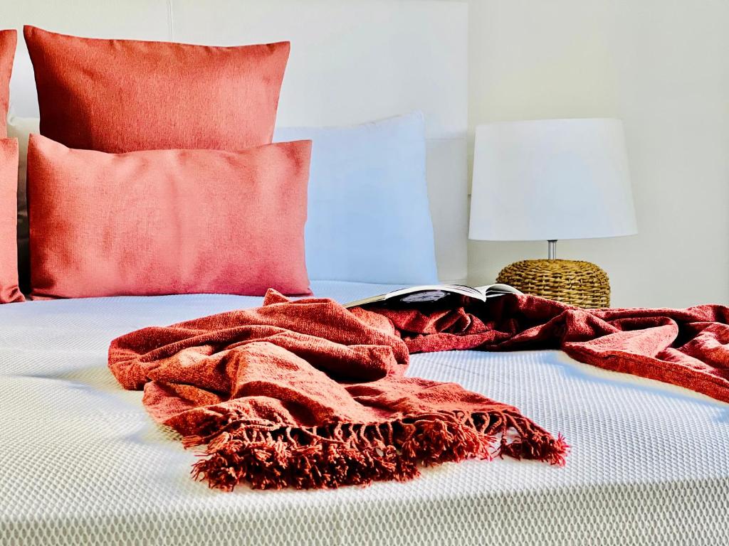 una manta roja sobre una cama en Canaryislandshost l Room, en Playa Blanca