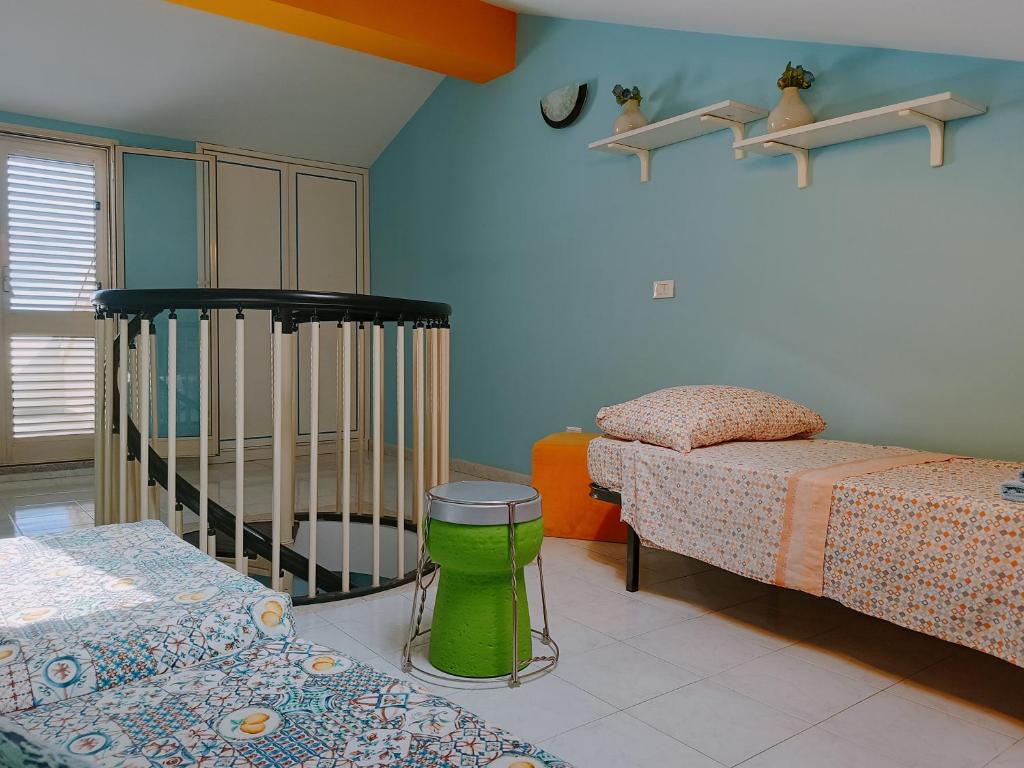 een kamer met twee aparte bedden en een kinderbedje bij Mirone Apartment FRONTE MARE beachfront house in Roccalumera