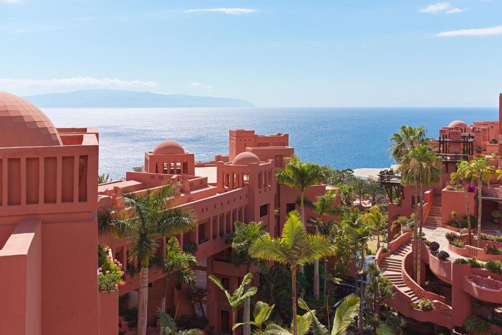 una vista de un complejo con el océano en el fondo en The Ritz-Carlton Tenerife, Abama, en Guía de Isora