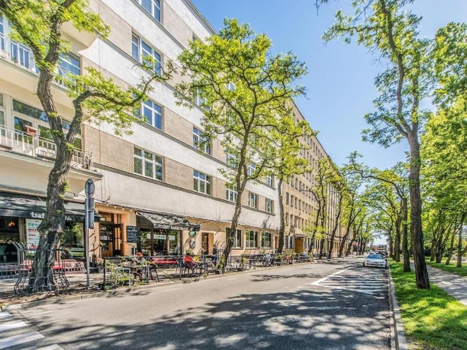 una calle vacía delante de un edificio en Mieszkanie w samym sercu Gdyni, 3 minuty od plaży., en Gdynia