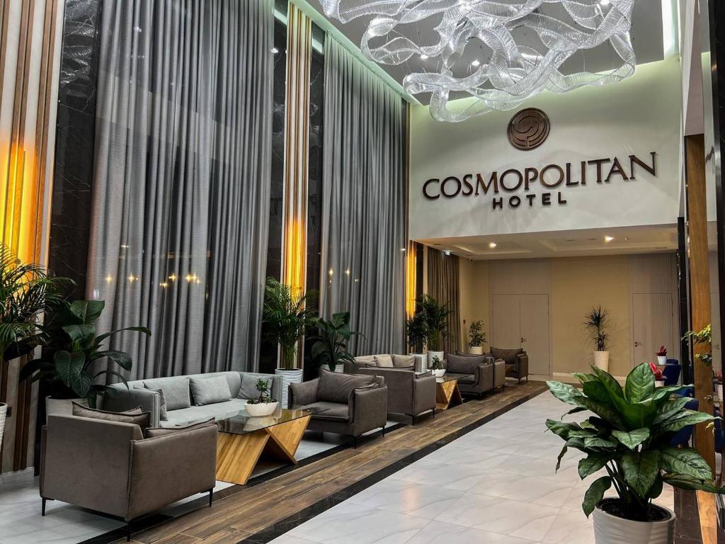 hol z kanapami i krzesłami w hotelu w obiekcie Cosmopolitan Hotel w mieście Szymkent