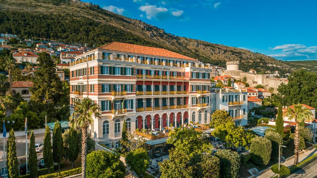 eine Luftansicht eines Gebäudes in einer Stadt in der Unterkunft Hilton Imperial Dubrovnik in Dubrovnik