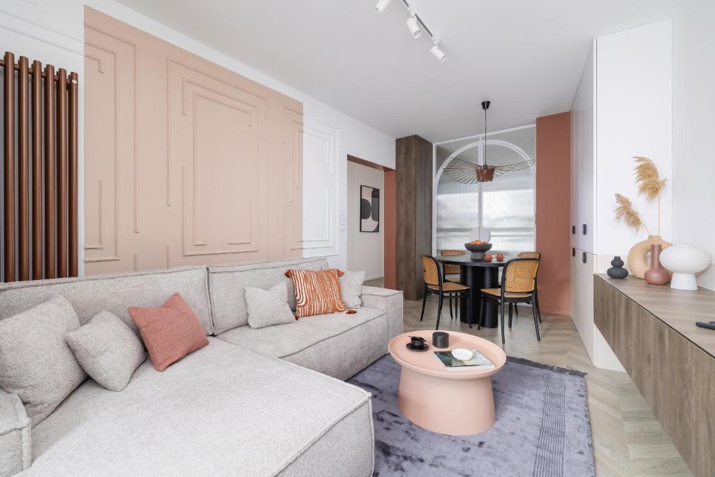 sala de estar con sofá y mesa en Deluxe Apartment Podskale 18 with Parking & Balcony in Kraków by Renters Prestige en Cracovia