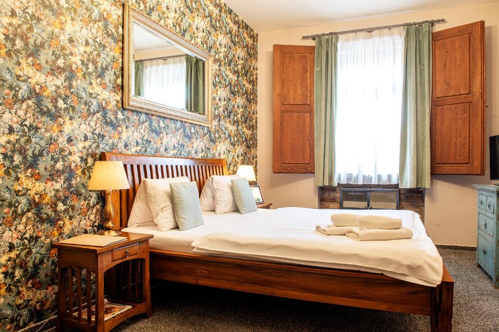 1 dormitorio con 1 cama con pared de flores en Residence Hattrick en Praga