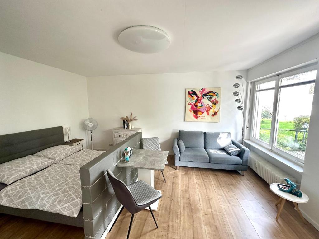 1 dormitorio con 1 cama, 1 sofá y 1 silla en LITZI Apartment, en Baden-Baden