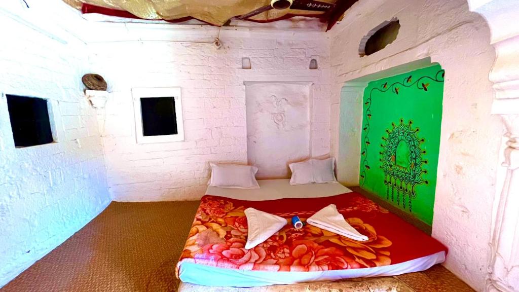 Postel nebo postele na pokoji v ubytování Hotel Lotus Haveli