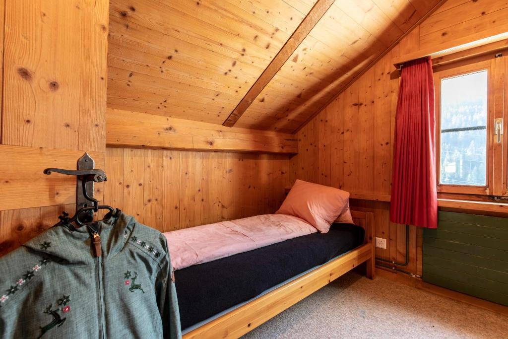 Postel nebo postele na pokoji v ubytování Chasa Muglin Ardez