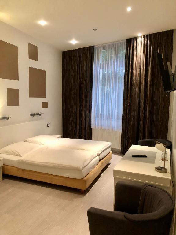Postel nebo postele na pokoji v ubytování Hotel am Bahnhof