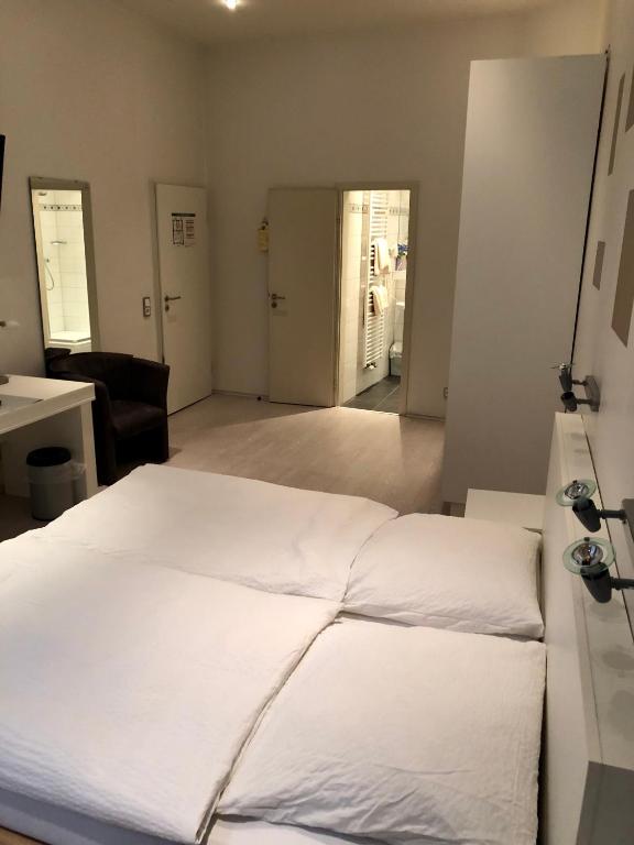 Postel nebo postele na pokoji v ubytování Hotel am Bahnhof