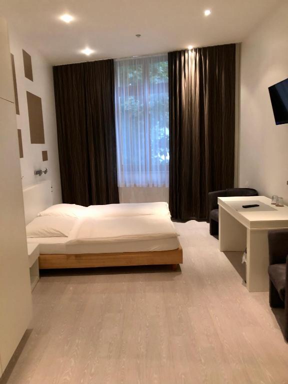 Postel nebo postele na pokoji v ubytování Hotel am Bahnhof