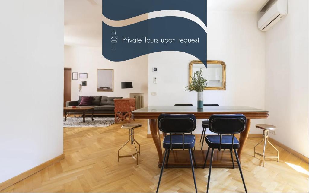Pokój ze stołem i 4 krzesłami w obiekcie Daplace - Ginevra Apartment w Rzymie