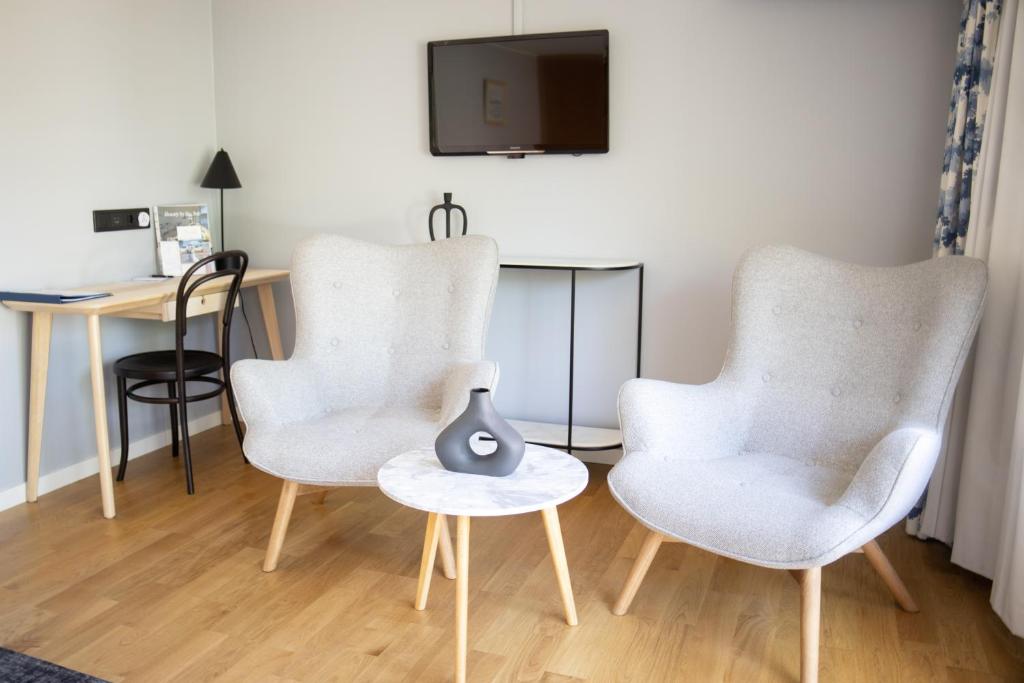 TV a/nebo společenská místnost v ubytování Gränsö Slott Hotel & Spa
