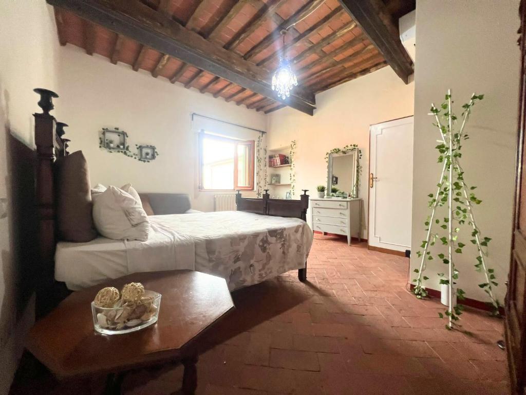 une chambre avec un lit et une table dans une pièce dans l'établissement Villa Versilia-Mare e Monti, à Mommio