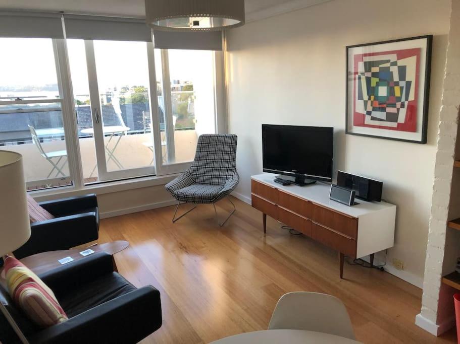 1 bedroom apartment in Paddington with beautiful view tesisinde bir televizyon ve/veya eğlence merkezi