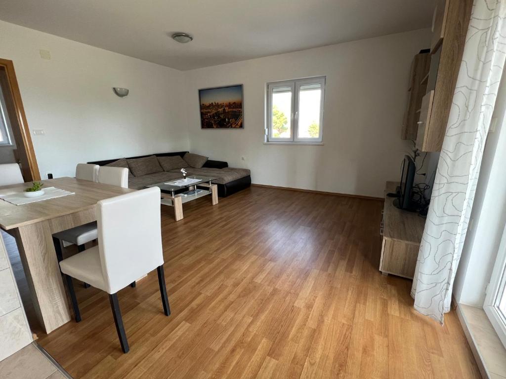 Televízia a/alebo spoločenská miestnosť v ubytovaní Seaview Apartments Lagetar