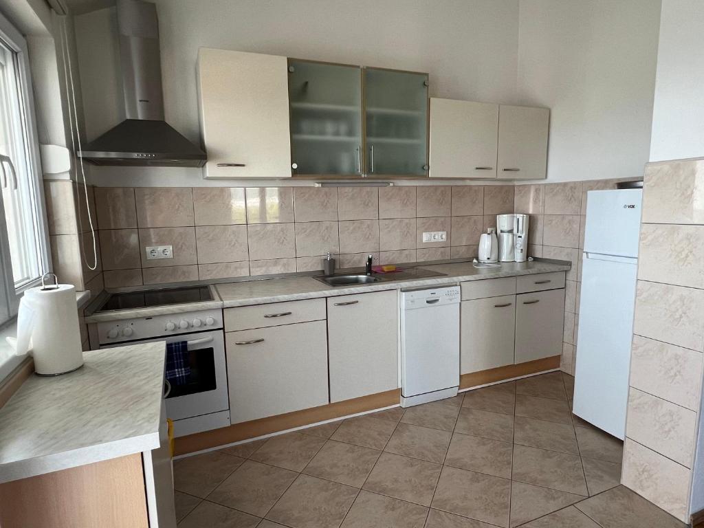 Kuchyňa alebo kuchynka v ubytovaní Seaview Apartments Lagetar
