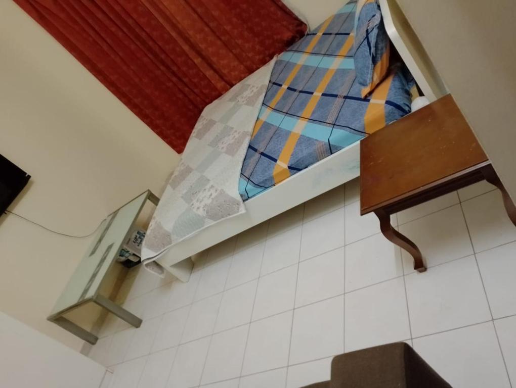 una corbata sentada en un estante en una habitación en personel room for yourself (home) en Sharjah