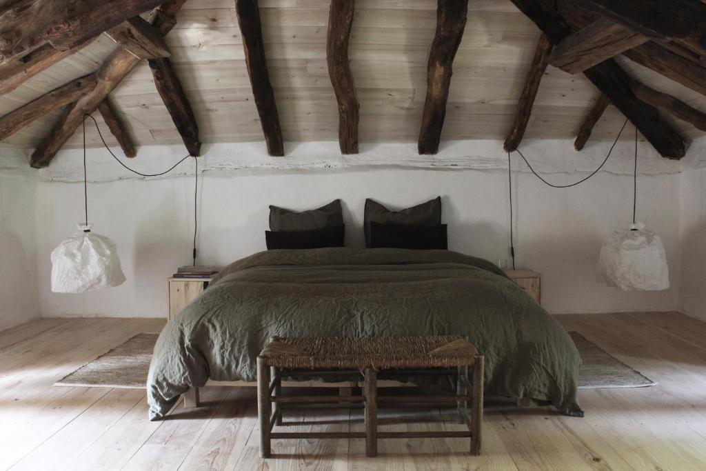 Een bed of bedden in een kamer bij VESTIGES, ancien corps de ferme rénové selon l'esprit wabi-sabi
