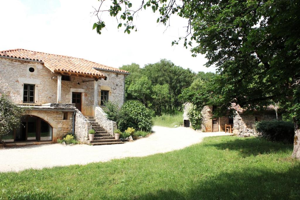 En have udenfor VESTIGES, ancien corps de ferme rénové selon l'esprit wabi-sabi