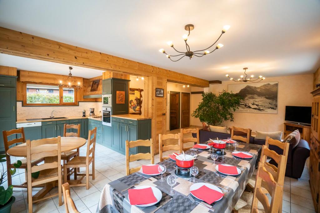 une salle à manger avec une table et une cuisine dans l'établissement Chalet Fifine - Chatel Reservation, à Châtel