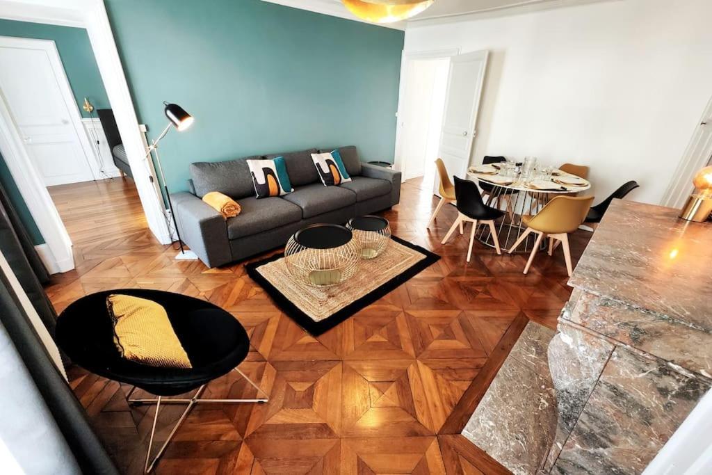 un salon avec un canapé et une table dans l'établissement Appartement cosy centre Fontainebleau, à Fontainebleau