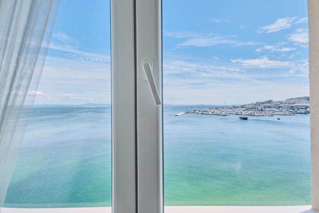 una ventana con vistas al océano en Mar de Coroso by Serendipia Turismo, en Ribeira