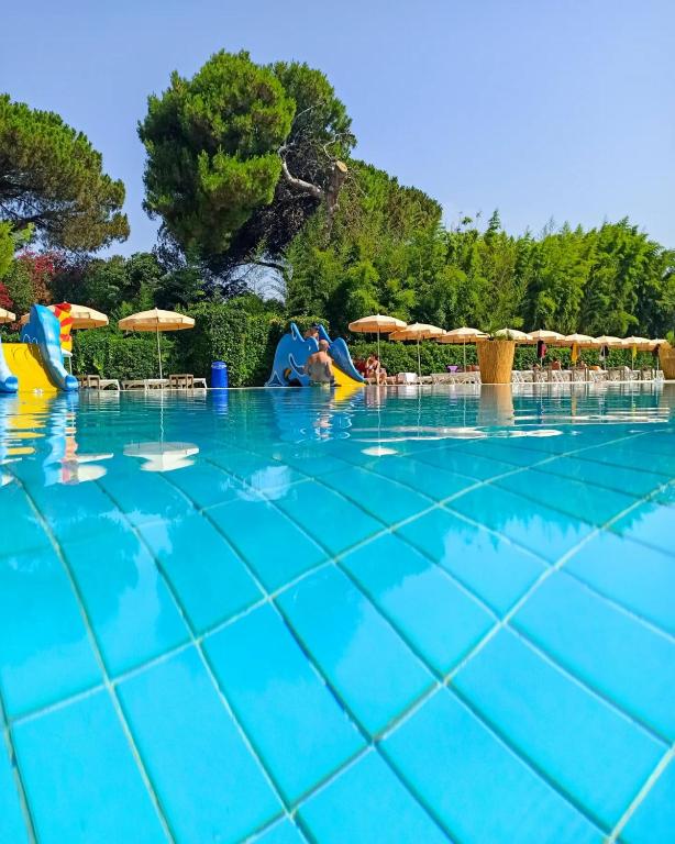 Bazén v ubytování Eraora Hotel Village nebo v jeho okolí
