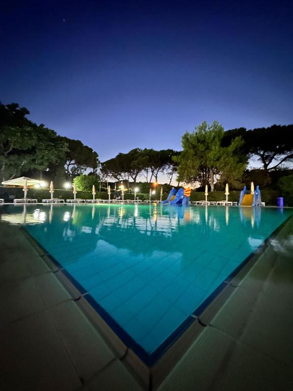Bazén v ubytování Eraora Hotel Village nebo v jeho okolí