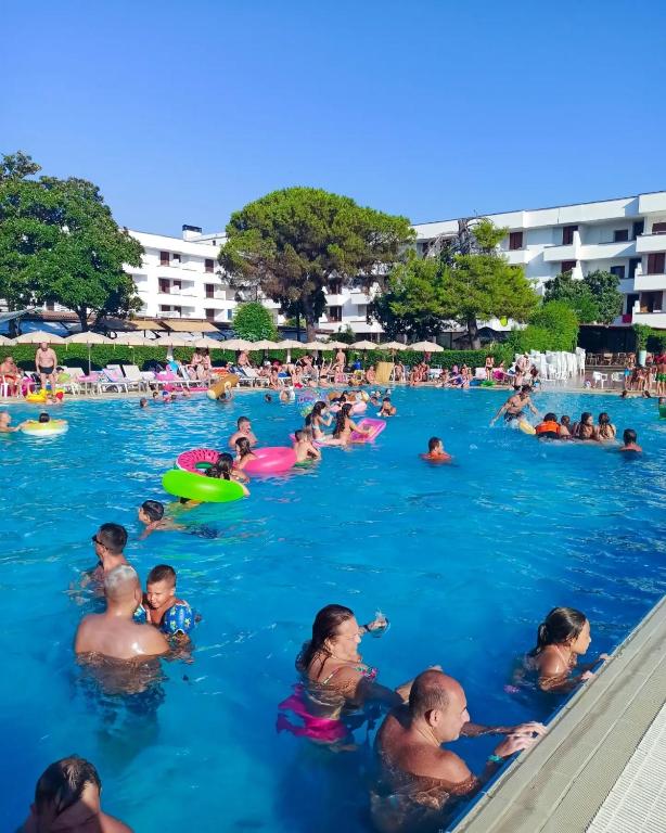 Bazén v ubytování Eraora Hotel Village nebo v jeho okolí