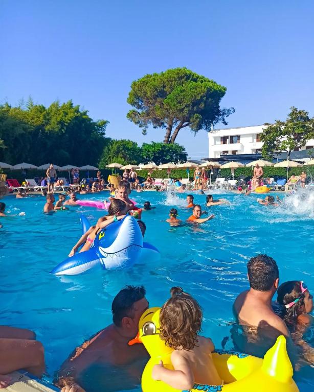 Bazén v ubytování Eraora Hotel Village nebo v jeho okolí