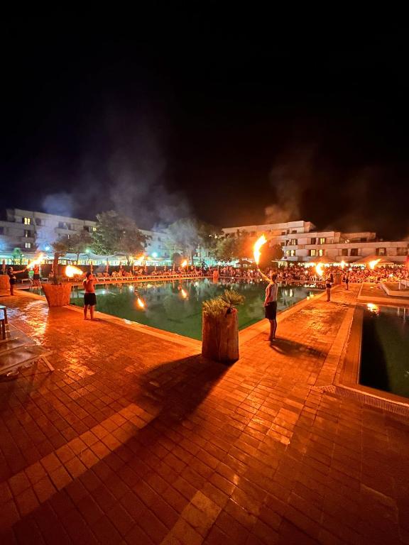Bazén v ubytování Eraora Hotel Village nebo v jeho okolí