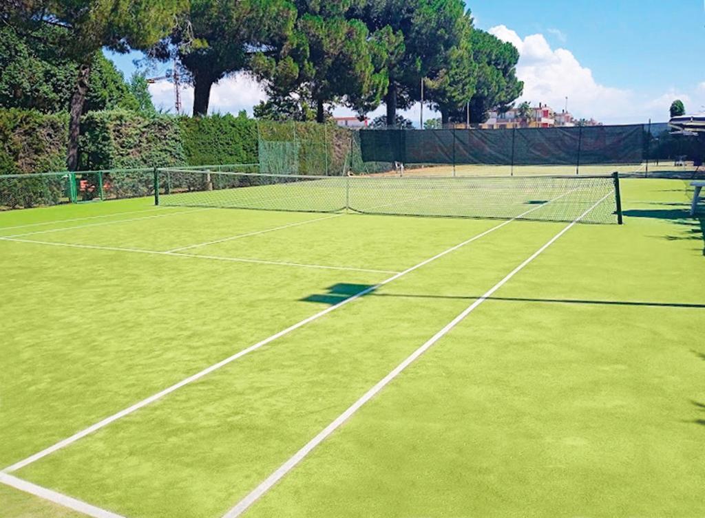Tenis a/nebo squash v ubytování Eraora Hotel Village nebo okolí
