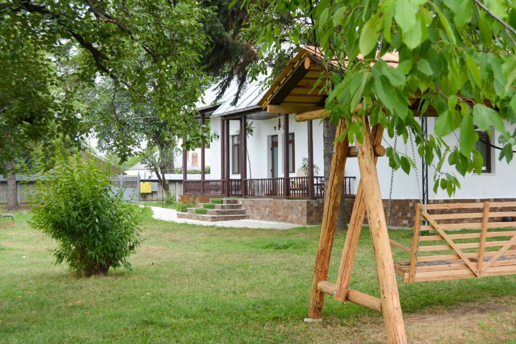 una casa en el árbol delante de una casa en Casa Humulesti, fii vecinul lui Ion Creanga en Tîrgu Neamţ