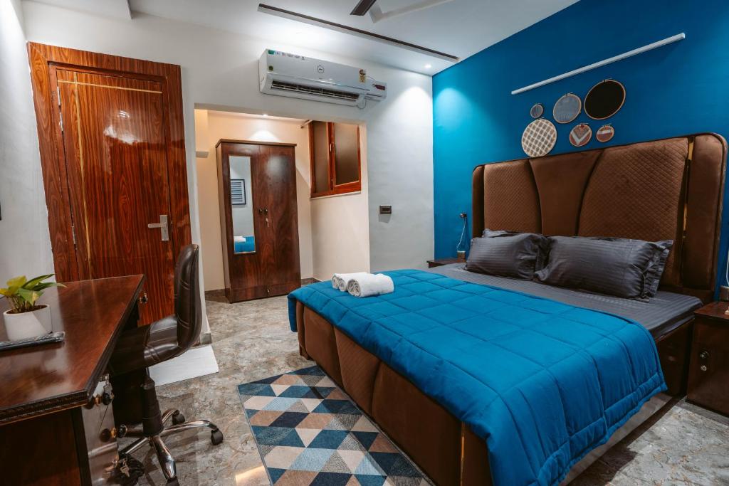 Postel nebo postele na pokoji v ubytování FlxHo Duo - Serviced Apartment & Rooms - Golf Course Road