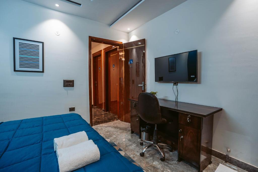 TV a/nebo společenská místnost v ubytování FlxHo Duo - Serviced Apartment & Rooms - Golf Course Road