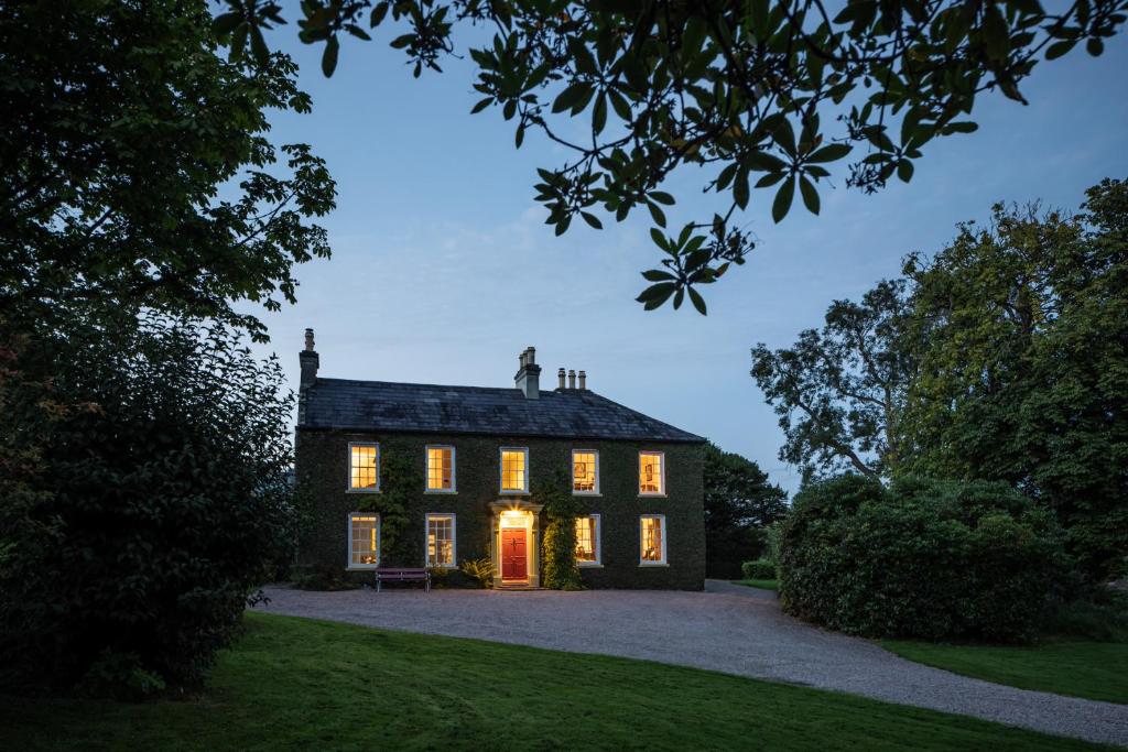 una vista esterna di una casa con una porta rossa di Tullymurry House a Newry