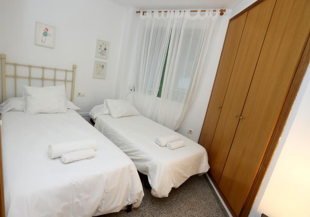Posteľ alebo postele v izbe v ubytovaní Apartamento dos habitaciones primera línea de playa
