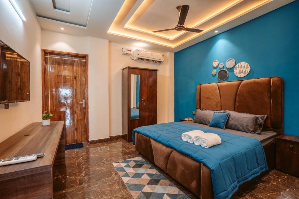 Postel nebo postele na pokoji v ubytování FlxHo Duo - Serviced Apartment & Rooms - Golf Course Road