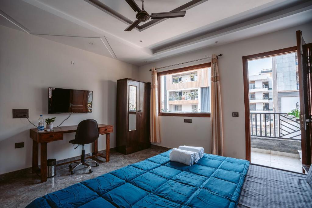 Postel nebo postele na pokoji v ubytování FlxHo Duo - Serviced Apartment & Rooms - Golf Course Road