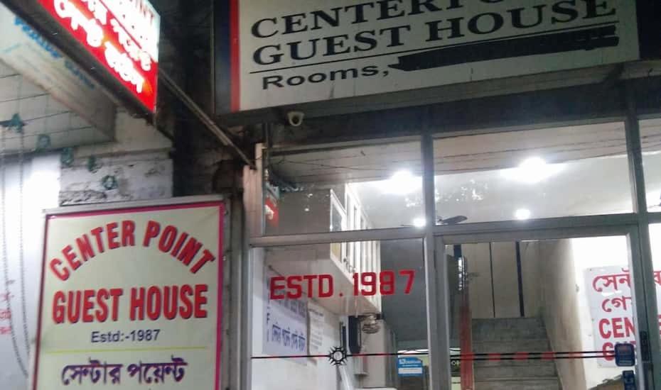 una puerta delantera de un hostal con carteles en ella en Centerpoint Guest House en Calcuta