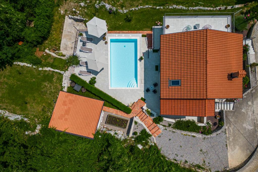 Bazén v ubytovaní Holiday Home Kvarner with private heated pool alebo v jeho blízkosti