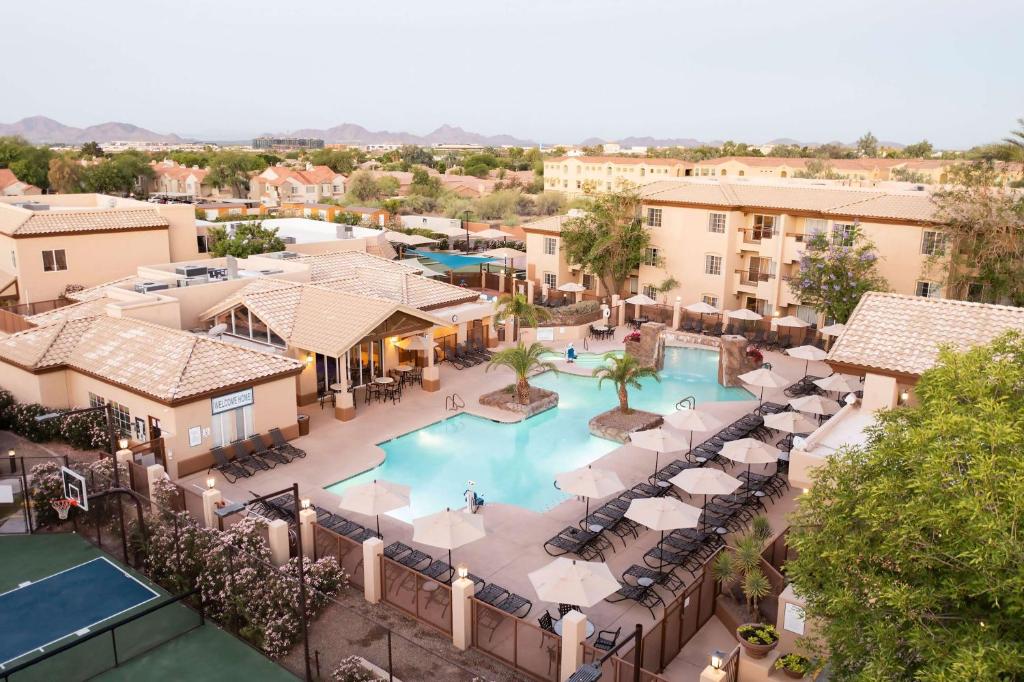 vista aerea su una piscina in un resort di Hilton Vacation Club Scottsdale Villa Mirage a Scottsdale