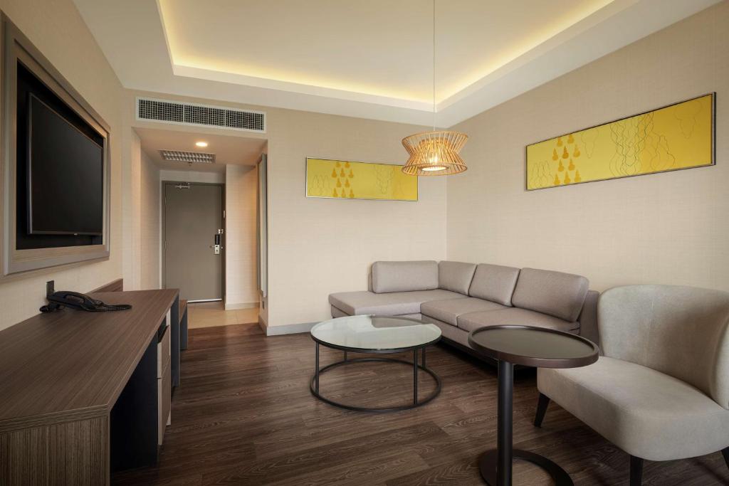 TV in/ali zabaviščno središče v nastanitvi DoubleTree by Hilton Damai Laut