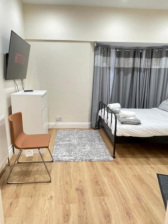 um quarto com uma cama, uma secretária e uma cadeira em Breeze Hill Lodge - Central to Liverpool City Centre - Anfield - Goodison em Liverpool