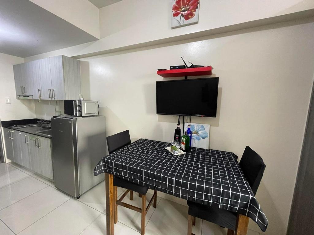 Green Residences Stays by PBYY - Apartment With Balcony