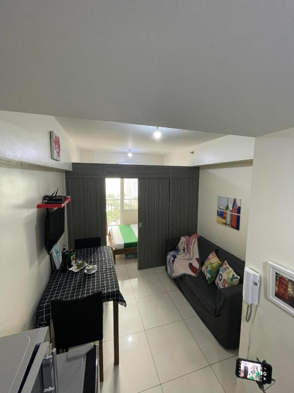 Green Residences Stays by PBYY - Apartment With Balcony