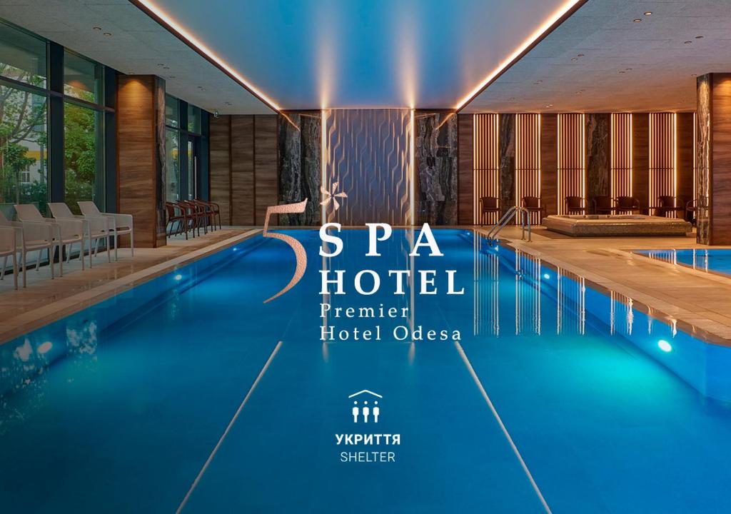 Bazén v ubytování Premier Hotel Odesa nebo v jeho okolí
